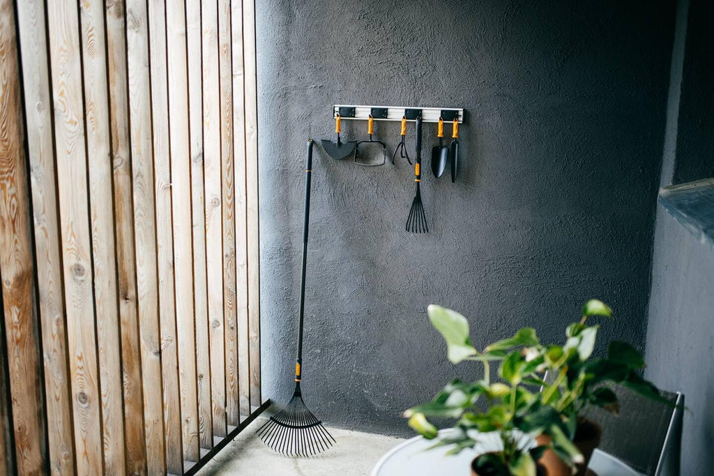  Fiskars OneClick Support Pour Outils De Jardinage, Support Mural Avec 5 Crochets Doubles Mobiles, Pour Outils De Jardinage Dotés D'un Trou De Suspension, Vis Incluses, Métal, Noir/Argent, 1082705